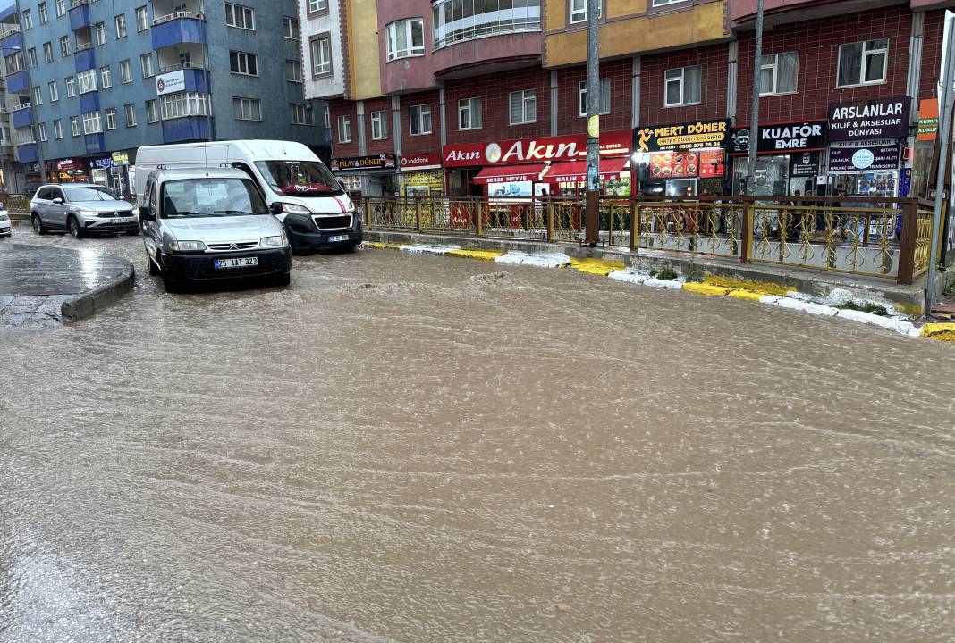 Erzurum'u sağanak vurdu! Evleri su bastı araçlar yolda mahsur kaldı 10